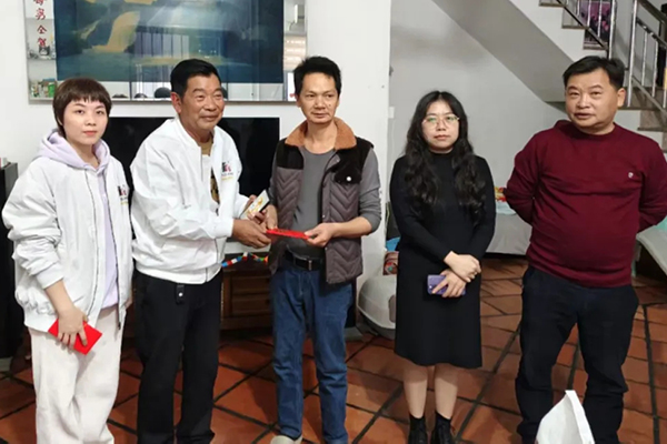 云霄縣云陵工業(yè)開發(fā)區(qū)領(lǐng)導(dǎo)、上坑村村委會領(lǐng)導(dǎo)與振牌集團領(lǐng)導(dǎo)一行慰問困難群眾